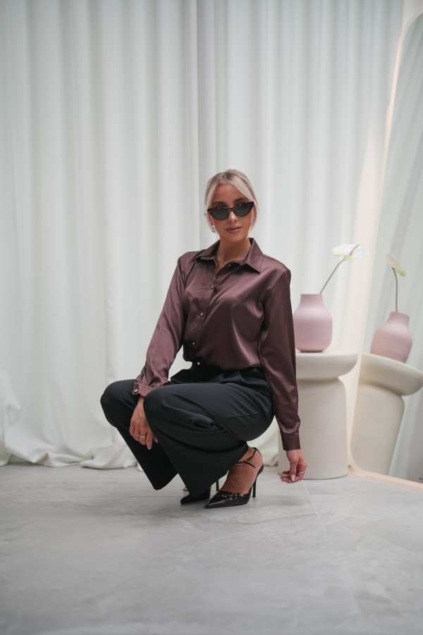Elegancka koszula satynowa damska z kołnierzykiem i ozdobnymi guzikami - brąz